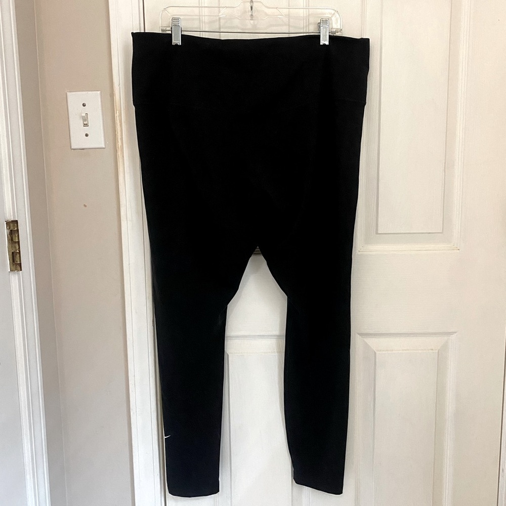 NIKE Women’s Cropped Dri-Fit Leggings with Swoosh in Black